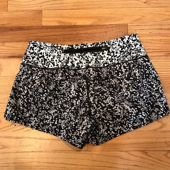 Lululemon Speed Up Short ( Size 4) Color Black/White In excellent condition - Picture 3 of 6